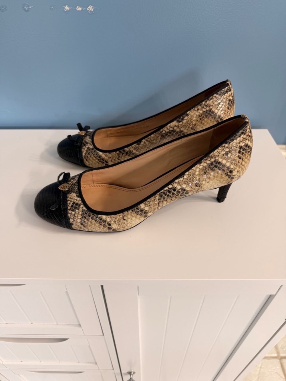 Tory Burch Snakeskin Cap Toe Heels | Gold Logo | Size 9.5M - Picture 10 of 10